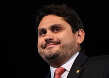 Ministro de Lula tem funcionário fantasma no Senado, informa jornal