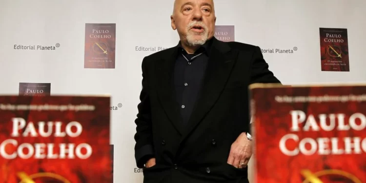 Paulo Coelho se arrepende de ter apoiado Lula: “Patético”