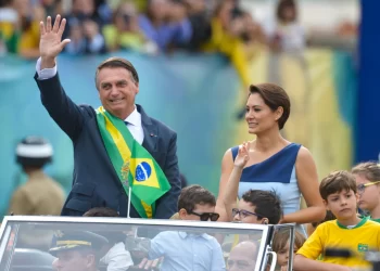 Se Jair Bolsonaro fica inelegível, Michelle o sucede’