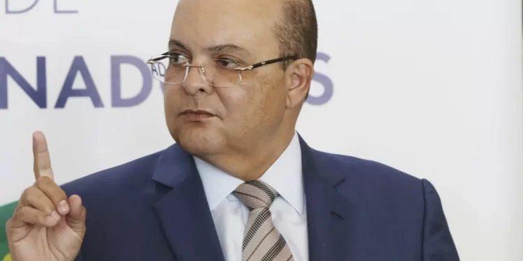 “Volto com coração limpo”, diz Ibaneis em primeiro discurso após retornar ao cargo.