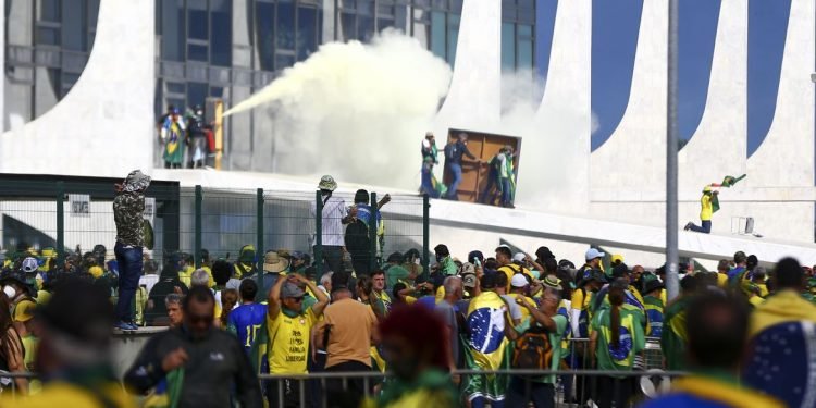 Moraes dá liberdade a mais 130 presos por manifestações em Brasília