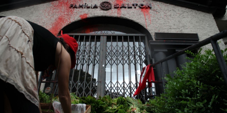 MST vandaliza loja de vinhos da Salton em São Paulo