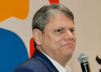 Tarcísio ofusca Lula e fixa novo mínimo em R$ 1.550 em SP