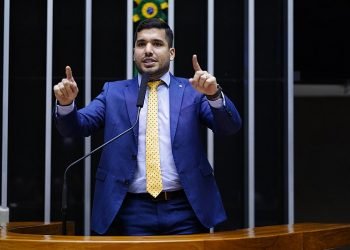 CNN pede desculpas a André Fernandes após informação errada