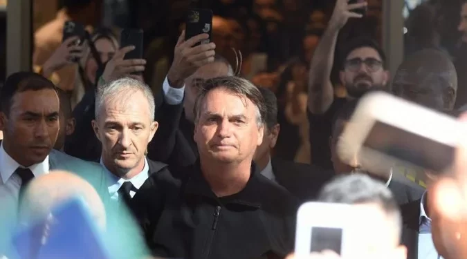 Defesa de Bolsonaro grava vídeo e mostra à PF como é fácil se atrapalhar ao compartilhar posts nas redes sociais