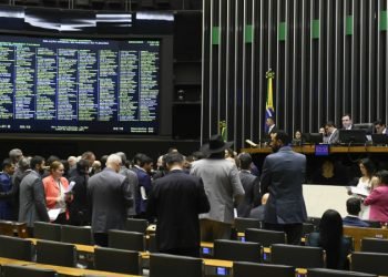 Após acordo, Congresso mantém veto de Bolsonaro à correção anual do piso da enfermagem