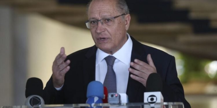 Alckmin se junta a Lula e endossa críticas ao Banco Central