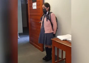 Homem se veste de menina e entra em banheiro de escola