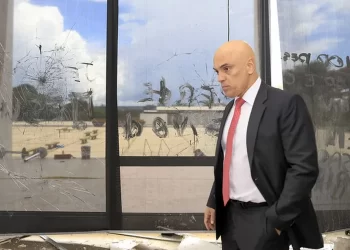 Alexandre de Moraes dá 10 dias para PF colher depoimento de Bolsonaro sobre atos do 8 de Janeiro