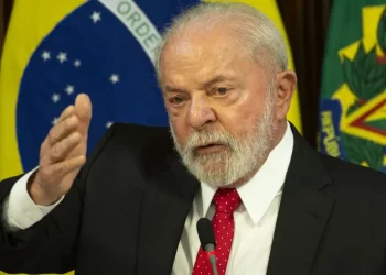 Lula evita citar números, mas diz que país vai ‘crescer mais do que os pessimistas estão prevendo’