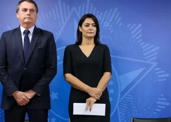 Apreendidos celulares de Bolsonaro e Michelle