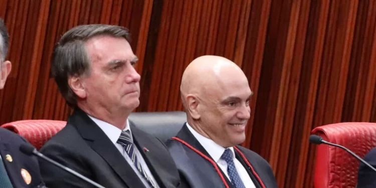 Moraes conduz quase um terço das ações contra Jair Bolsonaro