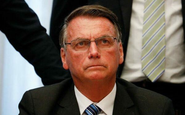 Defesa de Bolsonaro pede que depoimento dele seja adiado