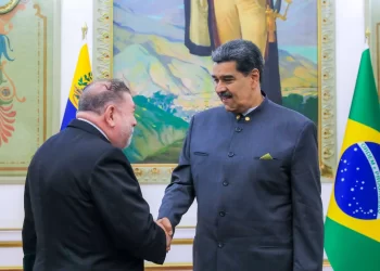 Maduro recebe comitiva do governo na Venezuela para acordo bilateral com o Brasil