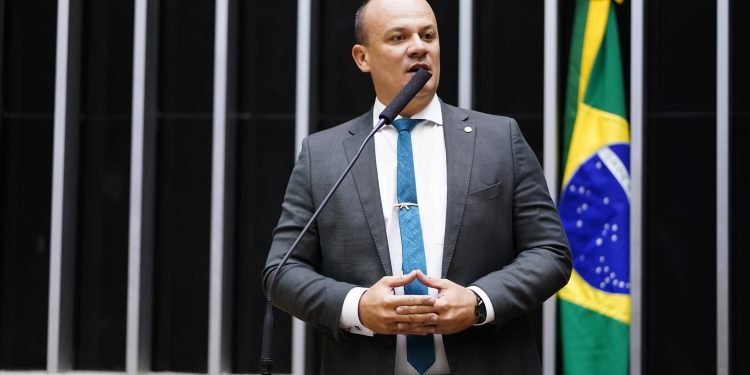 Deputado diz que prisão de coronel Cid é ilegal