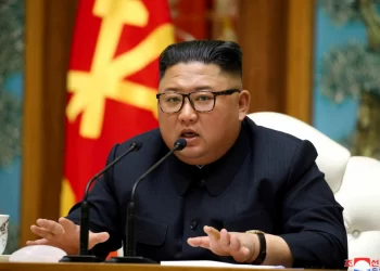 Coreia do Norte: bebê de 2 anos é condenado à prisão perpétua por pais serem pegos com Bíblia