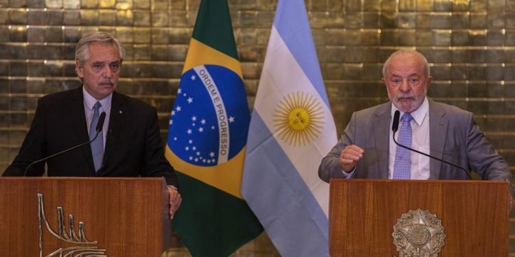 Banco dos Brics rejeita ideia de Lula para socorrer Argentina