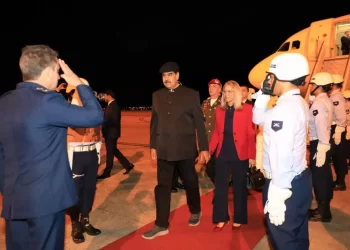 Militares batem continência a Maduro e são criticados