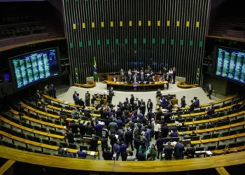 Deputados a favor do arcabouço receberam 3 vezes mais em emendas