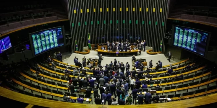 Deputados a favor do arcabouço receberam 3 vezes mais em emendas