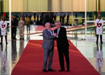 Lula se compromete a pedir ajuda financeira dos Brics e do FMI para a Argentina