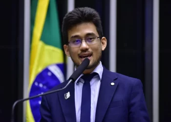 Kataguiri vai à Justiça contra mulheres de ministros em TCEs