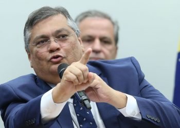 Dino manda investigar abordagem da PF a petista