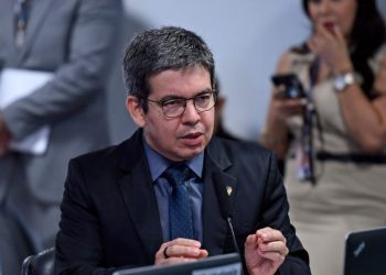 Líder de Lula no Congresso, Randolfe pede desfiliação da Rede após criticar Ibama