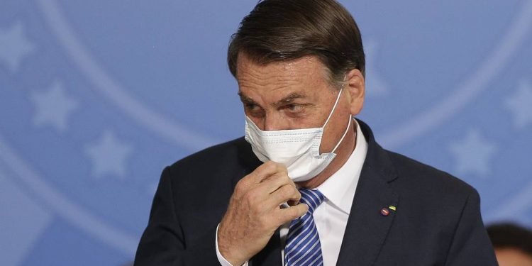 Justiça bloqueia R$ 87 mil em contas de Bolsonaro por dívida com multa