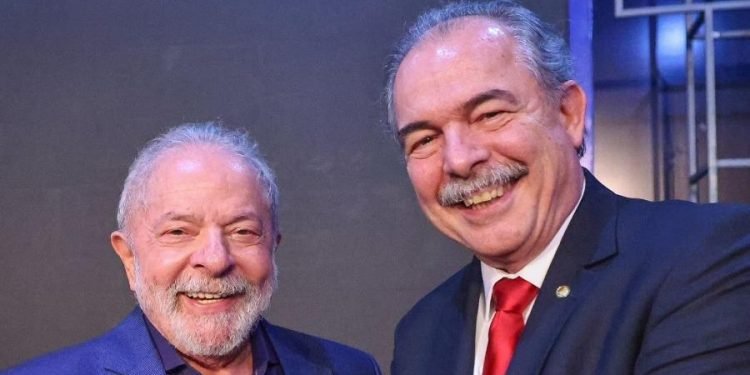 Dívida da Venezuela pode ser paga em petróleo, diz Mercadante.