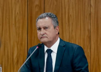Deputados pedem demissão de Rui Costa após fala sobre Brasília