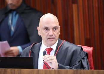 Moraes defende controle das redes sociais e alega não ser comunista