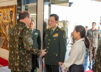 Militares chineses visitam instalações do Exército em Brasília.