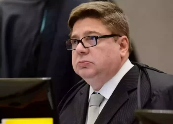 Ministro do TSE abre divergência em julgamento de Bolsonaro