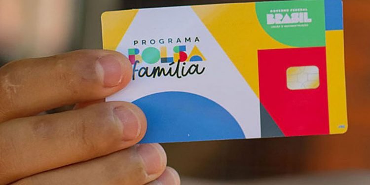 Fila do Bolsa Família volta sob Lula e deixa mais de 400 mil famílias à espera