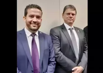 Janones chama Tarcísio de “companheiro” após apoio à reforma tributária
