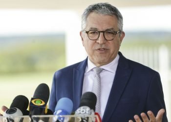 Governo Lula quer criminalizar quem filmar funcionários públicos em má prestaçãode serviços