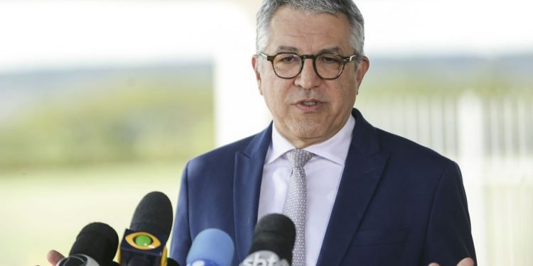 Governo Lula quer criminalizar quem filmar funcionários públicos em má prestaçãode serviços