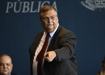 Dino determina que PF analise discursos de evento com Eduardo Bolsonaro