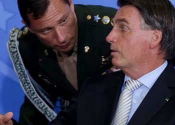 Estratégia de Mauro Cid é ‘camicase’, diz Bolsonaro