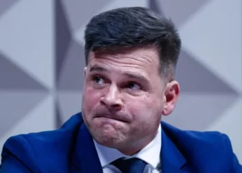 Após prisão de Silvinei, Eliziane não descarta Bolsonaro na CPMI