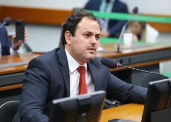 Glauber Braga tem conta bancária zerada pela Justiça após receber multa de R$ 1 milhão