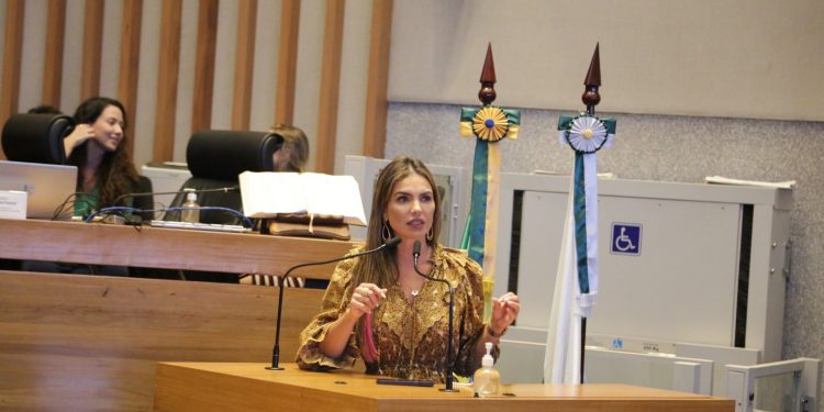Deputada Paula Belmonte defende ações para a Primeira Infância e critica proposta de privatização da Rodoviária do Plano Piloto