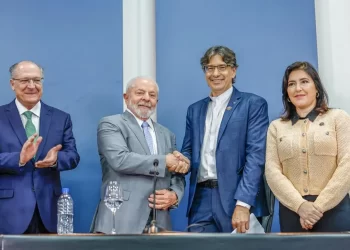 Com presença de Lula, Pochmann assume comando do IBGE