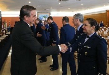 Militar que foi filmada passando algo para Bolsonaro releva o que lhe deu.