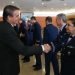 Militar que foi filmada passando algo para Bolsonaro releva o que lhe deu.