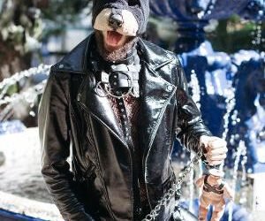 Pessoas que se identificam como cachorros fazem protesto na Alemanha!