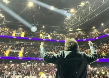 Javier Milei encerra campanha eleitoral em megacomício com 15 mil participantes