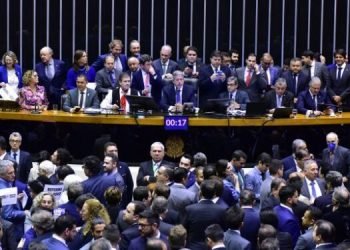 Câmara dos Deputados aprova projeto de taxação de super-ricos e offshores