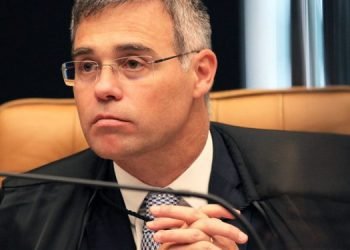André Mendonça nega ação contra Bolsonaro por compra de imóveis em dinheiro vivo